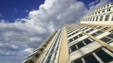 Hareket halindeki bulutlara karşı çok katlı bina (yeni yerleşim kompleksi) inşa ediliyor, Moskova, Rusya 