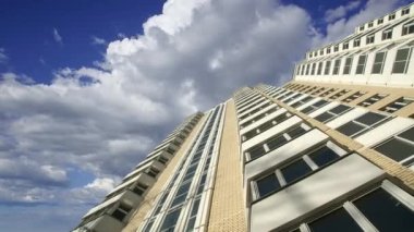 Hareket halindeki bulutlara karşı çok katlı bina (yeni yerleşim kompleksi) inşa ediliyor, Moskova, Rusya 