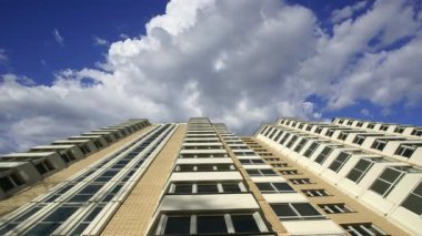 Hareket halindeki bulutlara karşı çok katlı bina (yeni yerleşim kompleksi) inşa ediliyor, Moskova, Rusya 