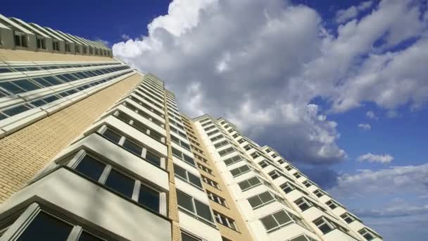 Bâtiment Plusieurs Étages Construction Nouveau Complexe Résidentiel Contre Les Nuages — Video