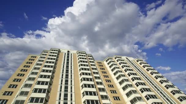 Hochhaus Bau Neuer Wohnkomplex Gegen Die Sich Bewegenden Wolken Moskau — Stockvideo