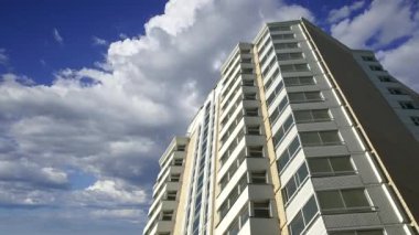 Hareket halindeki bulutlara karşı çok katlı bina (yeni yerleşim kompleksi) inşa ediliyor, Moskova, Rusya 