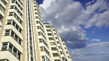 Hareket halindeki bulutlara karşı çok katlı bina (yeni yerleşim kompleksi) inşa ediliyor, Moskova, Rusya 