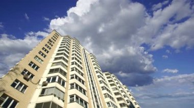 Hareket halindeki bulutlara karşı çok katlı bina (yeni yerleşim kompleksi) inşa ediliyor, Moskova, Rusya 