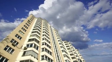 Hareket halindeki bulutlara karşı çok katlı bina (yeni yerleşim kompleksi) inşa ediliyor, Moskova, Rusya 