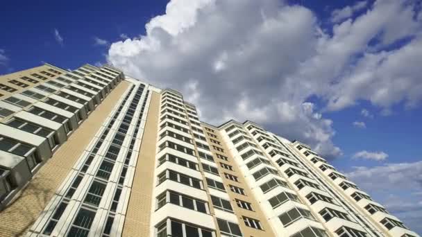 Hochhaus Bau Neuer Wohnkomplex Gegen Die Sich Bewegenden Wolken Moskau — Stockvideo