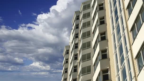 Bâtiment Plusieurs Étages Construction Nouveau Complexe Résidentiel Contre Les Nuages — Video