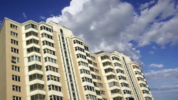 Hochhaus Bau Neuer Wohnkomplex Gegen Die Sich Bewegenden Wolken Moskau — Stockvideo