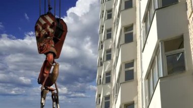 Arkaplanda inşaat halindeki çok katlı bina (yeni yerleşim kompleksi) olan vinç kancası var. Moskova, Rusya 