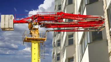 Arka planda inşa halindeki çok katlı yapılandırmalı beton pompa (pompa kamyonu), Moskova, Rusya  