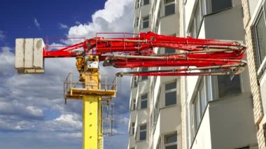 Arka planda inşa halindeki çok katlı yapılandırmalı beton pompa (pompa kamyonu), Moskova, Rusya  
