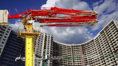 Arka planda inşa halindeki çok katlı yapılandırmalı beton pompa (pompa kamyonu), Moskova, Rusya  