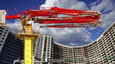 Arka planda inşa halindeki çok katlı yapılandırmalı beton pompa (pompa kamyonu), Moskova, Rusya  