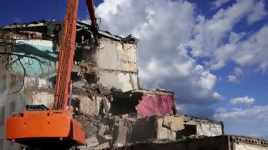 Hareketli bulutlara karşı yıkılan eski ev. Moskova, Rusya