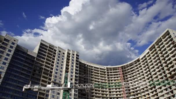 Edifício Vários Andares Construção Novo Complexo Residencial Contra Nuvens Movimento — Vídeo de Stock