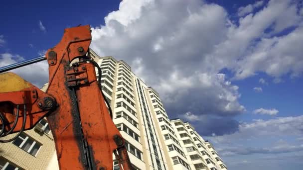 Partie Une Machine Construction Pelle Grue Avec Bâtiment Plusieurs Étages — Video