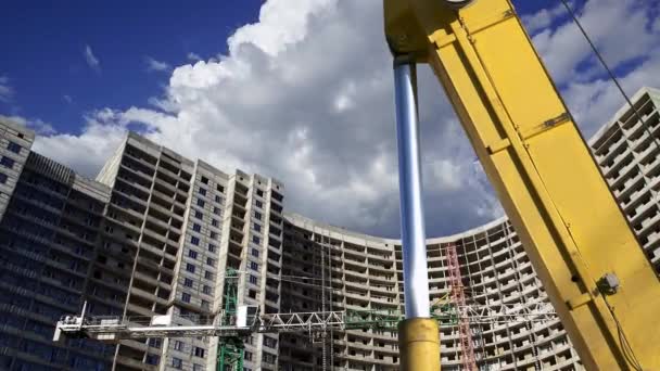 Partie Une Machine Construction Pelle Grue Avec Bâtiment Plusieurs Étages — Video