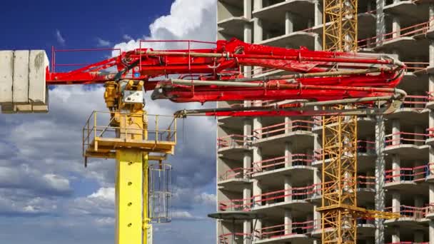 Constructie Betonnen Pomp Pomp Vrachtwagen Met Meerdere Verdiepingen Gebouw Aanbouw — Stockvideo