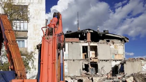 Abriss Des Alten Hauses Gegen Die Ziehenden Wolken Moskau Russland — Stockvideo