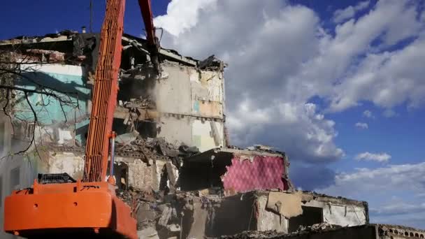 Démolition Vieille Maison Contre Les Nuages Mouvants Moscou Russie — Video
