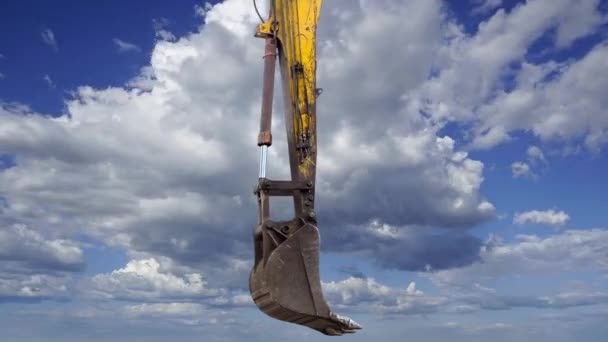 Parte Una Máquina Construcción Excavadora Grúa Contra Las Nubes Móviles — Vídeo de stock
