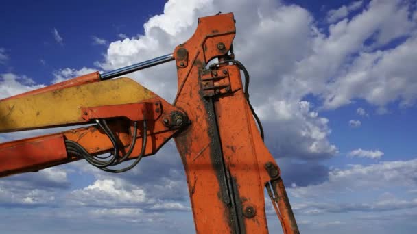 Parte Una Máquina Construcción Excavadora Grúa Contra Las Nubes Móviles — Vídeo de stock