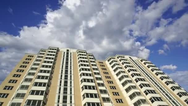 Hochhaus Bau Neuer Wohnkomplex Gegen Die Sich Bewegenden Wolken Moskau — Stockvideo