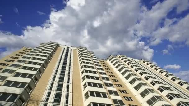 Hochhaus Bau Neuer Wohnkomplex Gegen Die Sich Bewegenden Wolken Moskau — Stockvideo