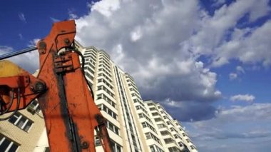 Arkaplanda inşaat halindeki (yeni yerleşim kompleksi) çok katlı bir inşaat makinesinin (kazıcı veya vinç) parçası. Moskova, Rusya   