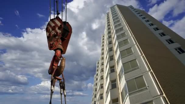 背景に建設中 新しい住宅団地 のマルチ階建ての建物と建設クレーンフック モスクワロシア — ストック動画