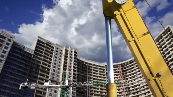 Parte Una Macchina Costruzione Escavatore Gru Con Edificio Più Piani — Video Stock