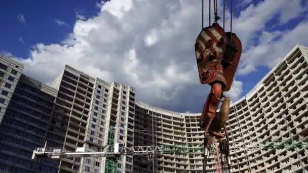 Gancho Guindaste Construção Com Edifício Vários Andares Construção Novo Complexo — Vídeo de Stock
