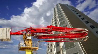 Arka planda inşa halindeki çok katlı yapılandırmalı beton pompa (pompa kamyonu), Moskova, Rusya  