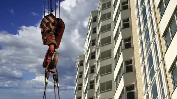 背景に建設中 新しい住宅団地 のマルチ階建ての建物と建設クレーンフック モスクワロシア — ストック動画