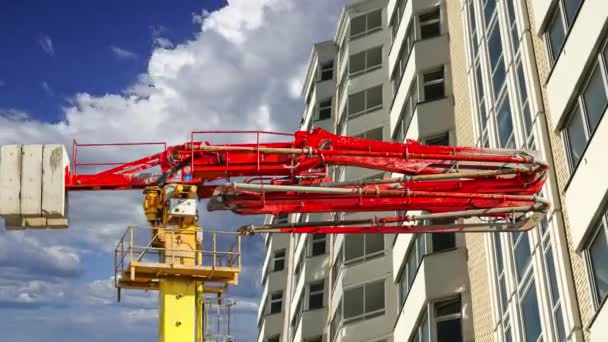 Baubetonpumpe Pumpwagen Mit Bau Befindlichem Mehrstöckigen Gebäude Hintergrund Moskau Russland — Stockvideo