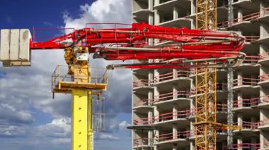 Arka planda inşa halindeki çok katlı yapılandırmalı beton pompa (pompa kamyonu), Moskova, Rusya  