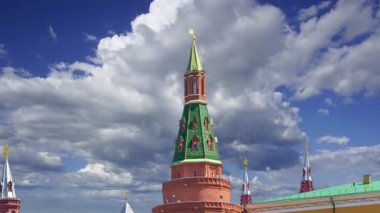 Moskova Kremlin hareketli bulutlara, Rusya 'ya, UNESCO Dünya Mirası Alanına karşı  