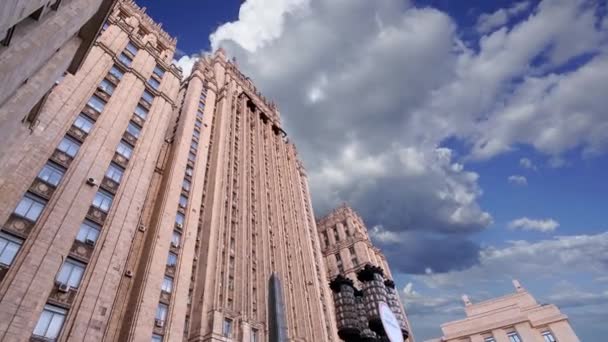 Ministerstvo Zahraničních Věcí Ruské Federace Proti Pohybujícím Mrakům Náměstí Smolenskaya — Stock video