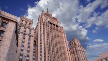 Rusya Federasyonu Dışişleri Bakanlığı hareketli bulutlara karşı, Smolenskaya Meydanı, Moskova, Rusya