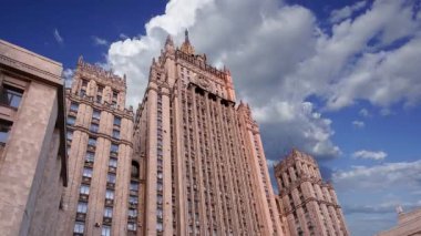Rusya Federasyonu Dışişleri Bakanlığı hareketli bulutlara karşı, Smolenskaya Meydanı, Moskova, Rusya