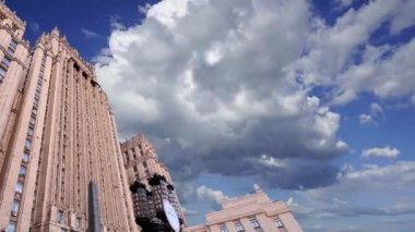 Rusya Federasyonu Dışişleri Bakanlığı hareketli bulutlara karşı, Smolenskaya Meydanı, Moskova, Rusya