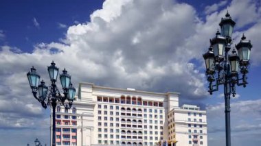 Manege Meydanı 'ndan (Kremlin yakınlarındaki) otelin ön tarafı hareket eden bulutlara karşı, Moskova, Rusya 