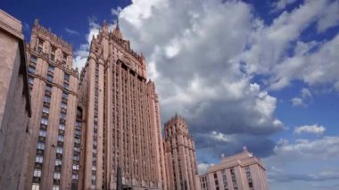 Rusya Federasyonu Dışişleri Bakanlığı hareketli bulutlara karşı, Smolenskaya Meydanı, Moskova, Rusya  