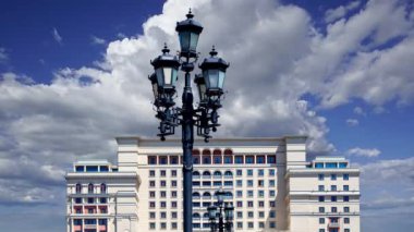 Manege Meydanı 'ndan (Kremlin yakınlarındaki) otelin ön tarafı hareket eden bulutlara karşı, Moskova, Rusya 