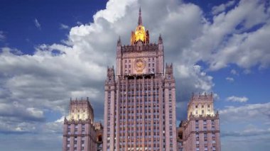 Rusya Federasyonu Dışişleri Bakanlığı hareketli bulutlara karşı, Smolenskaya Meydanı, Moskova, Rusya  