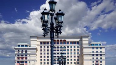 Manege Meydanı 'ndan (Kremlin yakınlarındaki) otelin ön tarafı hareket eden bulutlara karşı, Moskova, Rusya 