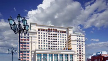 Manege Meydanı 'ndan (Kremlin yakınlarındaki) otelin ön tarafı hareket eden bulutlara karşı, Moskova, Rusya 