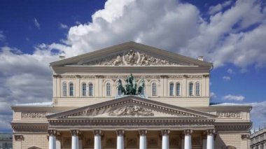 Bolşoy Tiyatrosu (Büyük, Büyük veya Büyük Tiyatro, Bolşoy olarak da hecelenir) hareket eden bulutlara karşı, Moskova, Rusya 