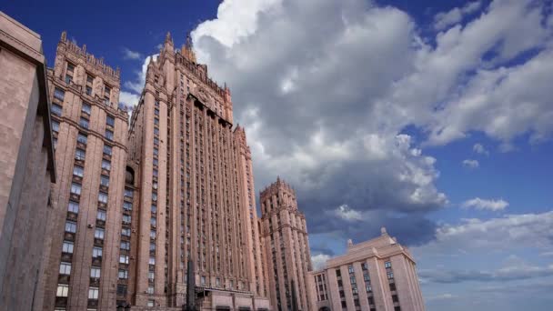 Außenministerium Der Russischen Föderation Gegen Die Sich Bewegenden Wolken Smolenskaja — Stockvideo
