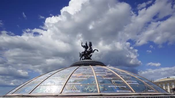 Manegenplatz Glaskuppel Gekrönt Von Einer Statue Des Heiligen Georgs Schutzpatron — Stockvideo